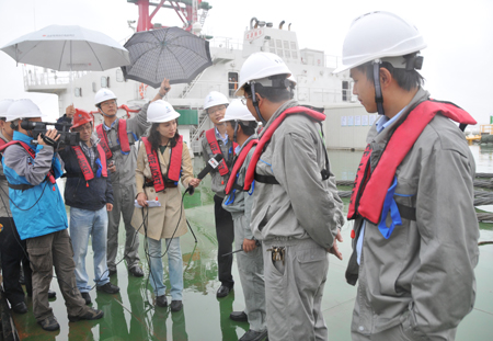 江苏海上1277星际电子公司工程建设团队在单管桩沉桩过程中接受央视记者采访副本